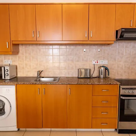 Апартаменти Mirabella Mackenzie 1 Bedroom Flat Near The Sea