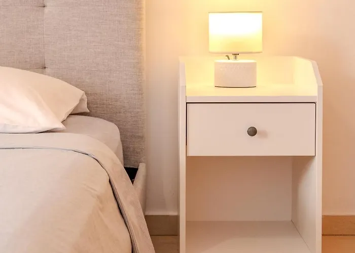 Апартаменти Mirabella Mackenzie 1 Bedroom Flat Near The Sea