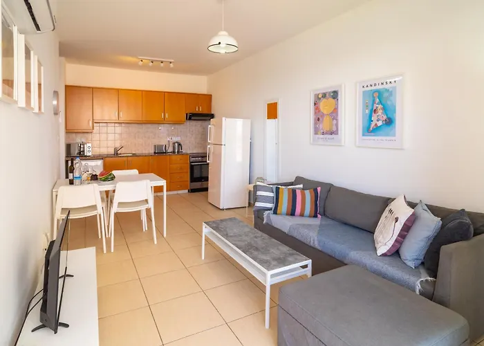 Апартаменти Mirabella Mackenzie 1 Bedroom Flat Near The Sea